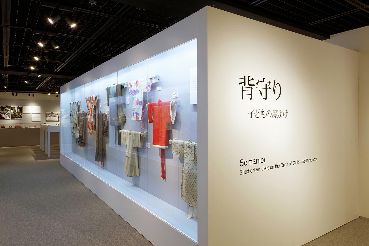 「SEMAMORI 　Stitched Amulets on the Back of Children’s Kimonos」2014