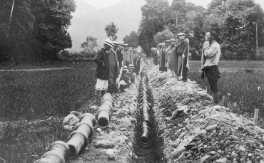 Picture of a ceremony held to bury earthenware pipes in Tokoname in the early 20th Century.