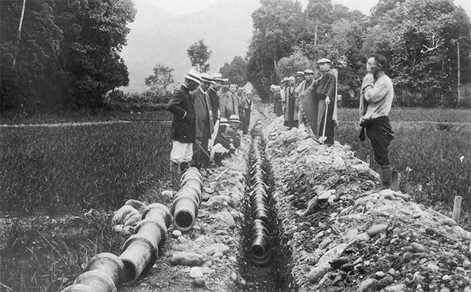 Picture of a ceremony held to bury earthenware pipes in Tokoname in the early 20th Century.
