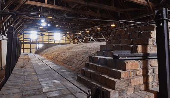 Steel rods and rails recycled from rail-tracks were placed around the great kiln to support and protect the brickwork from the expansion and contraction caused by the change in temperature of the kiln.
