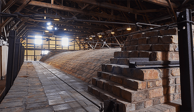 Steel rods and rails recycled from rail-tracks were placed around the great kiln to support and protect the brickwork from the expansion and contraction caused by the change in temperature of the kiln.