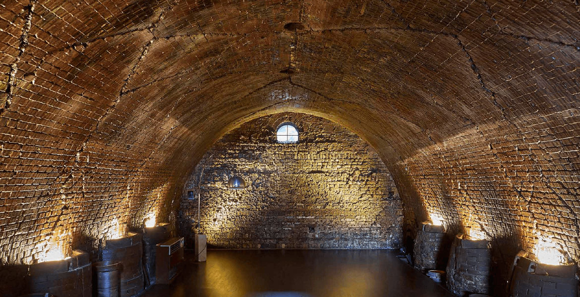 When firing this kiln, salt was inserted with coal at high temperatures to render vitreous coating on the products to make them waterproof. The walls of the kiln chamber are still shiny from the salt glaze that built up over time.