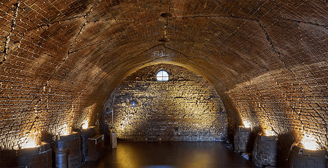 When firing this kiln, salt was inserted with coal at high temperatures to render vitreous coating on the products to make them waterproof. The walls of the kiln chamber are still shiny from the salt glaze that built up over time.