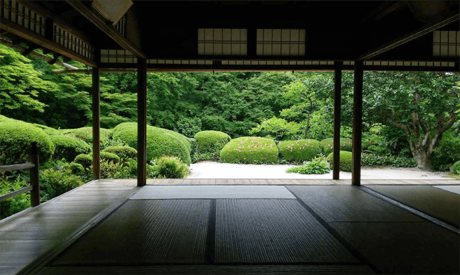 The shoin, drawing room, of Shisen-do, a hermitage built in Kyoto by a samurai turned scholar of Chinese classics, Ishikawa Jozan, in 1641. Shisen-do is known for its garden, the beauty of which can be enjoyed throughout the four seasons.