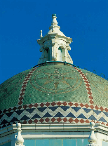The Spanish-style Shizuoka City Hall building, built in1934, is topped with a terracotta tower and an Islamic-style dome roof. The roof is covered with green and gold mosaic tiles featuring a compass design. The terracotta and mosaic tiles were both produced by Ina Seito (INAX).