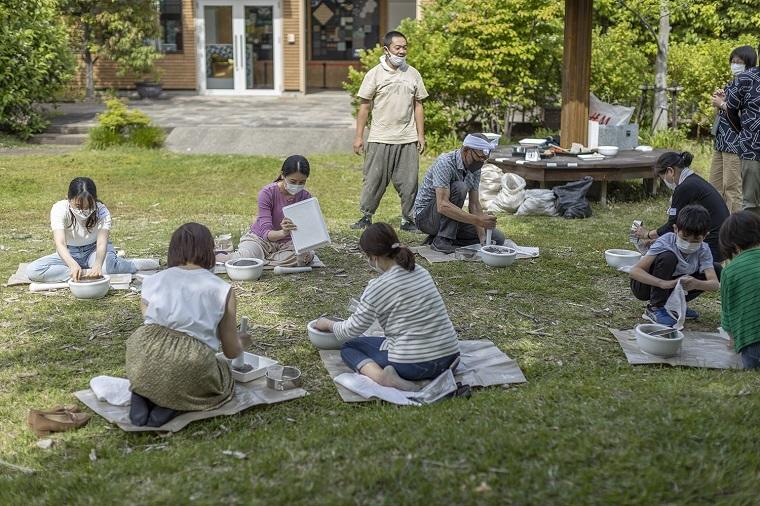 「土・どろんこ館」前の広場で体験のようす