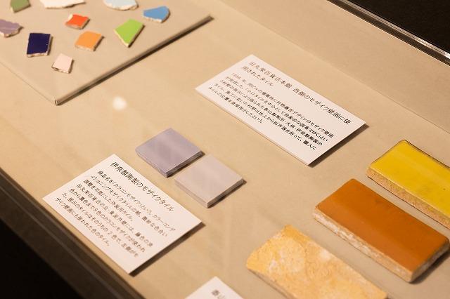 旧丸栄百貨店本館のモザイク壁画に使用されたタイル。展覧会場にて。