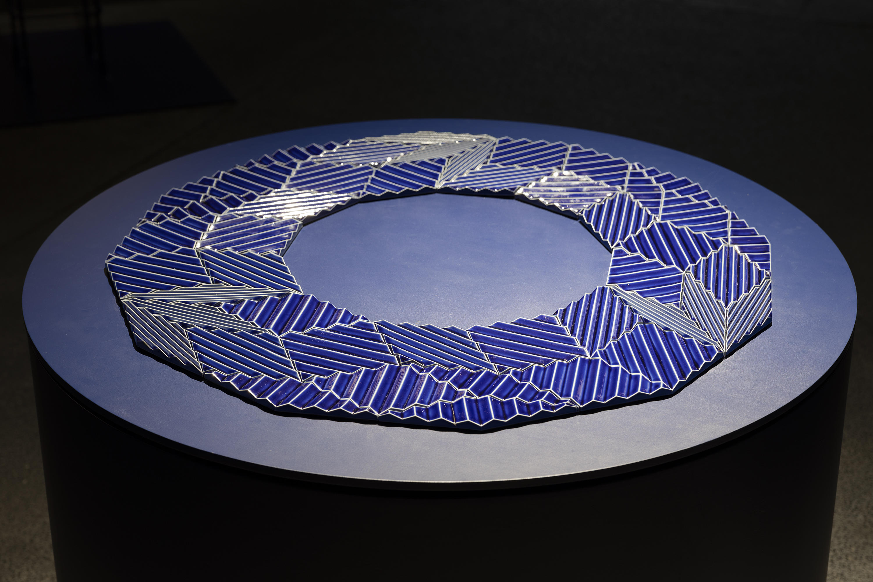 展示入替のご案内 展覧会「DISCONNECT/CONNECT 【ASAO TOKOLO×NOIZ】 幾何学紋様の律動、タイリングの宇宙」