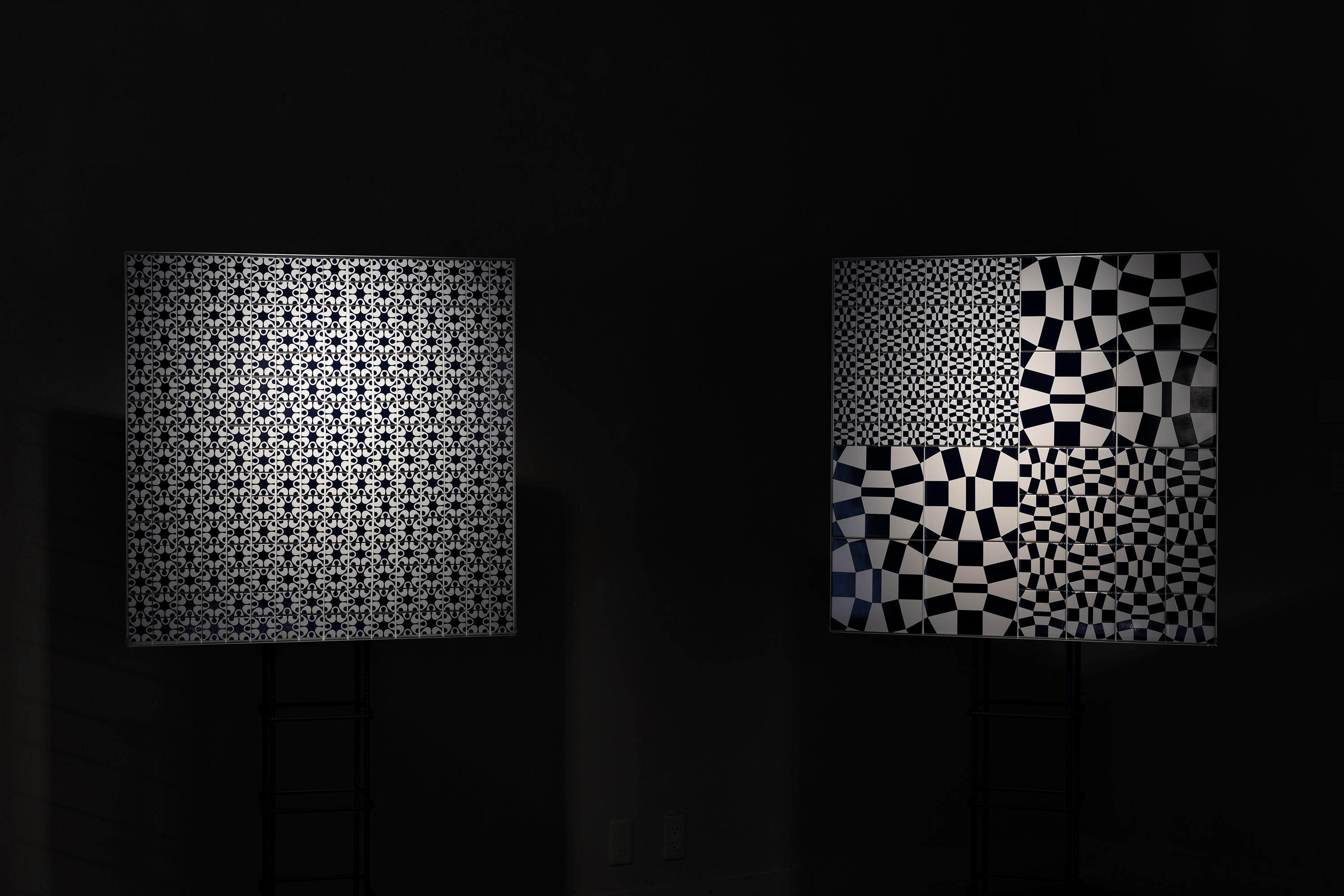 左「INTERTWINED」 右「HARMONIZED CHEQUERED PATTERN（組市松紋様）」 野老朝雄、2020、タイル   