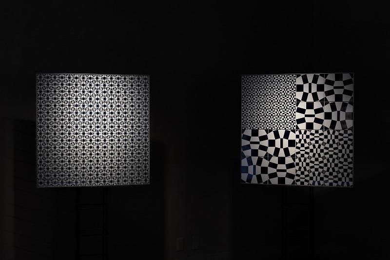 左「INTERTWINED」 右「HARMONIZED CHEQUERED PATTERN（組市松紋様）」 野老朝雄、2020、タイル