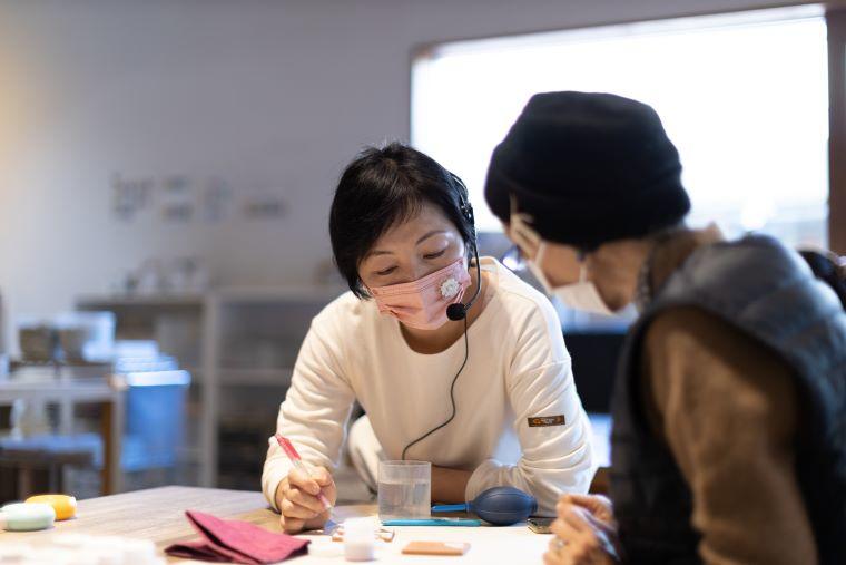 講師の宮脇加奈さん。スペインタイル絵付けワークショップ～「クエルダ・セカ」タイルをつくろう