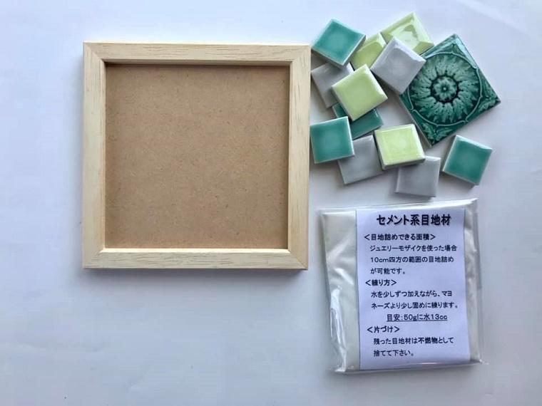 モザイクアートキット 草花紋多彩レリーフタイルB  880円(税込)