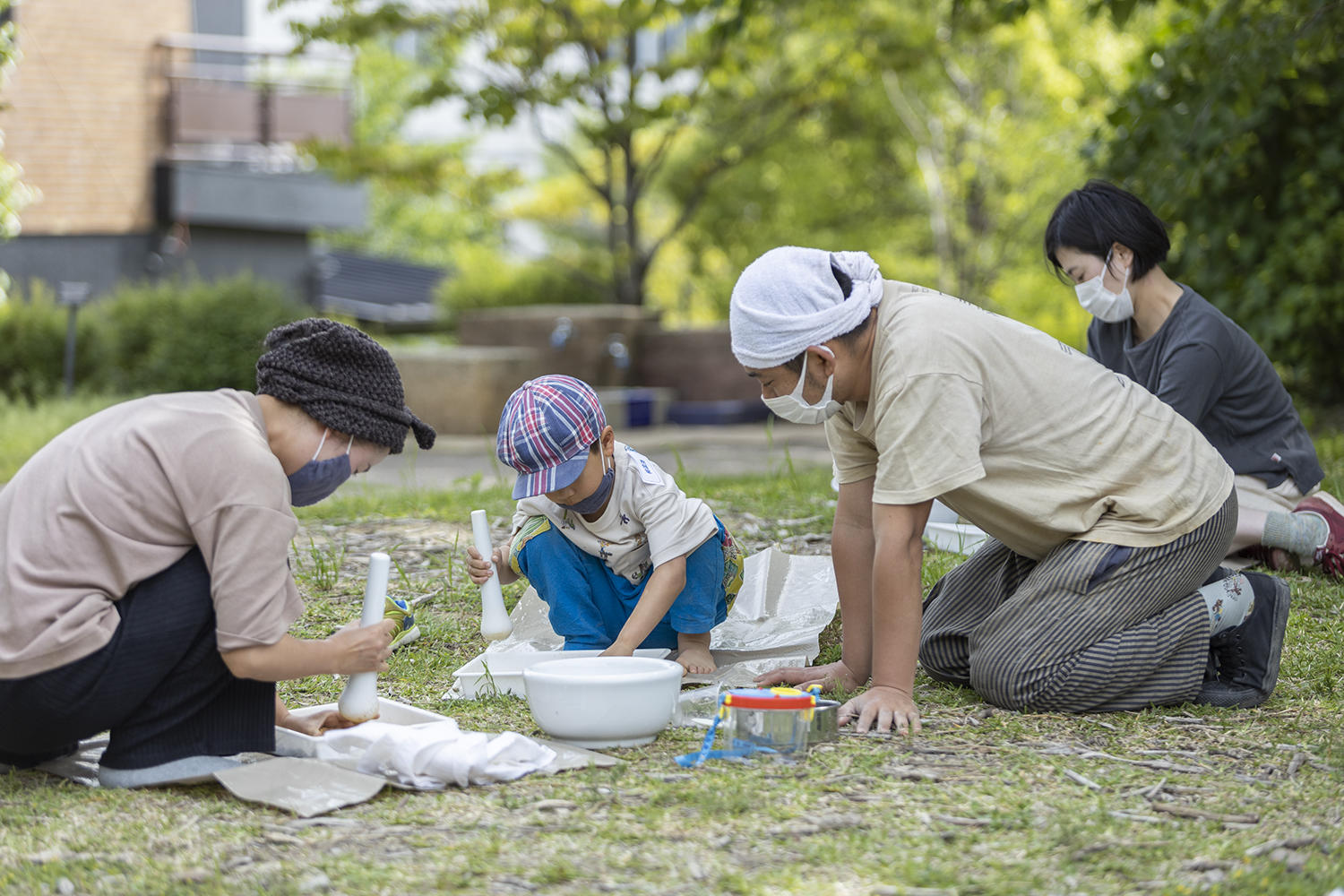 講師の高橋さんが手ほどきします