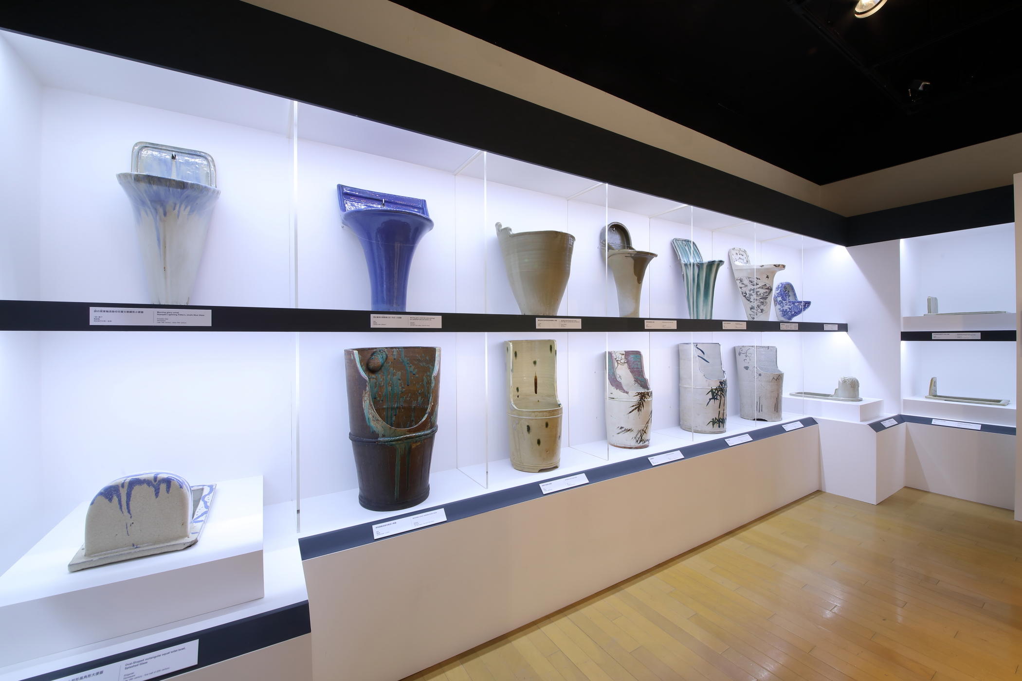 古便器コレクション常設展示「デザイン性豊かな昔の便器」展示風景