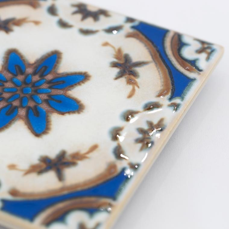 日本のタイル「草花文多彩レリーフ」15cm×15cm