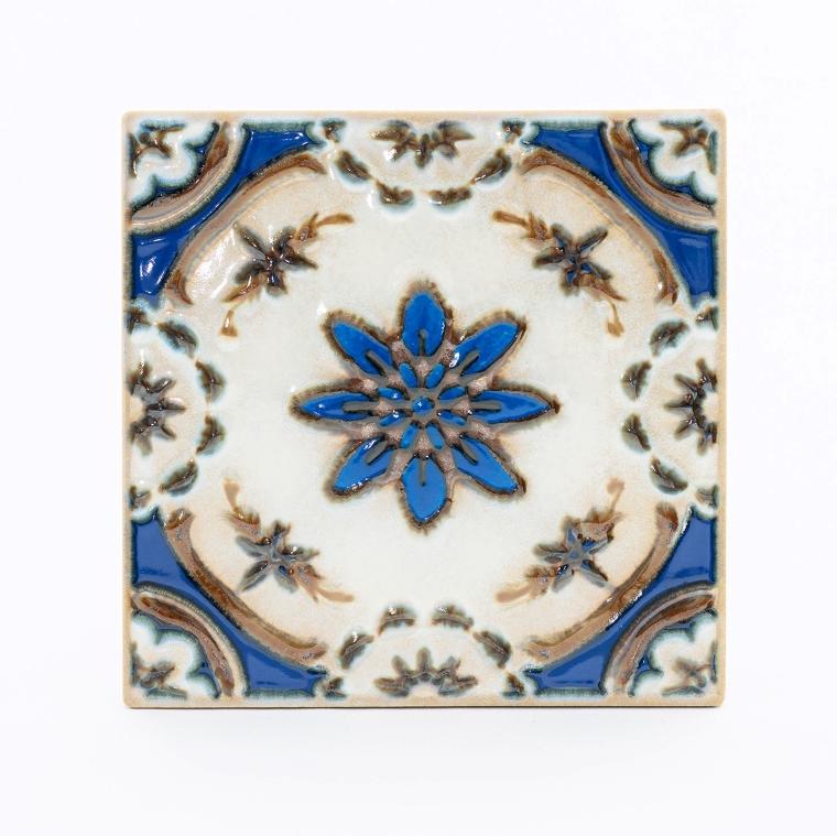 日本のタイル「草花文多彩レリーフ」15cm×15cm