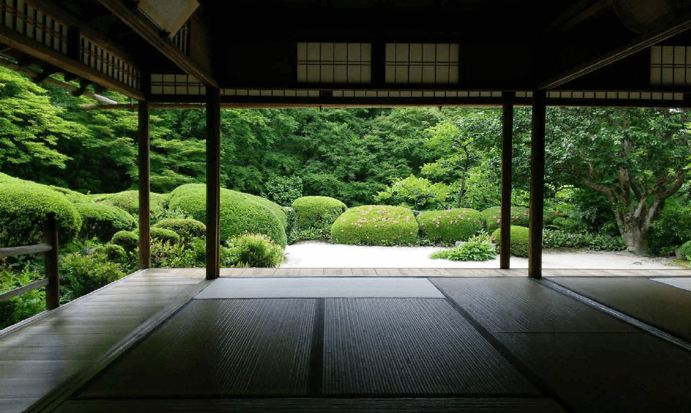 武将であり漢詩の代表的な文人であった石川丈山が、寛永18（1641）年に終ついの棲すみ家か として建築した詩仙堂の書院。四季折々の美しい庭で知られる。京都・詩仙堂