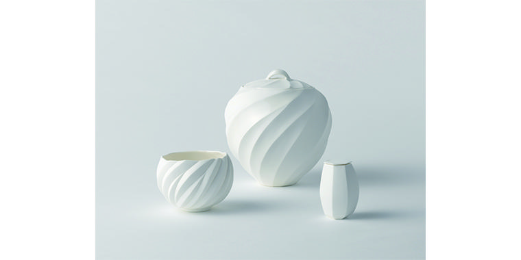 左：白磁茶碗 2019年 H8.2×W11.3×D11.3cm 中央：白磁水指 2019年 H19×W18×D18cm 右：白磁茶器 2019年 H7.5×W5.5×D5.0cm