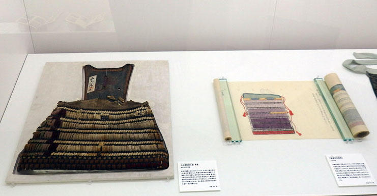 左は、室町時代初期頃の「白糸妻取威大鎧(しろいとつまとりおどしおおよろい) 草摺(くさずり)」。右は、江戸中期『鎧威色目画巻(よろいおどしいろめがかん』。有識者や学者による古鎧の研究成果として図譜や出版物に残され、時代の流行も見て取れる。
