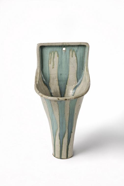 赤坂の「掛分釉（青竹）朝顔形小便器 ≪陶器製、明治時代後期～大正時代≫
