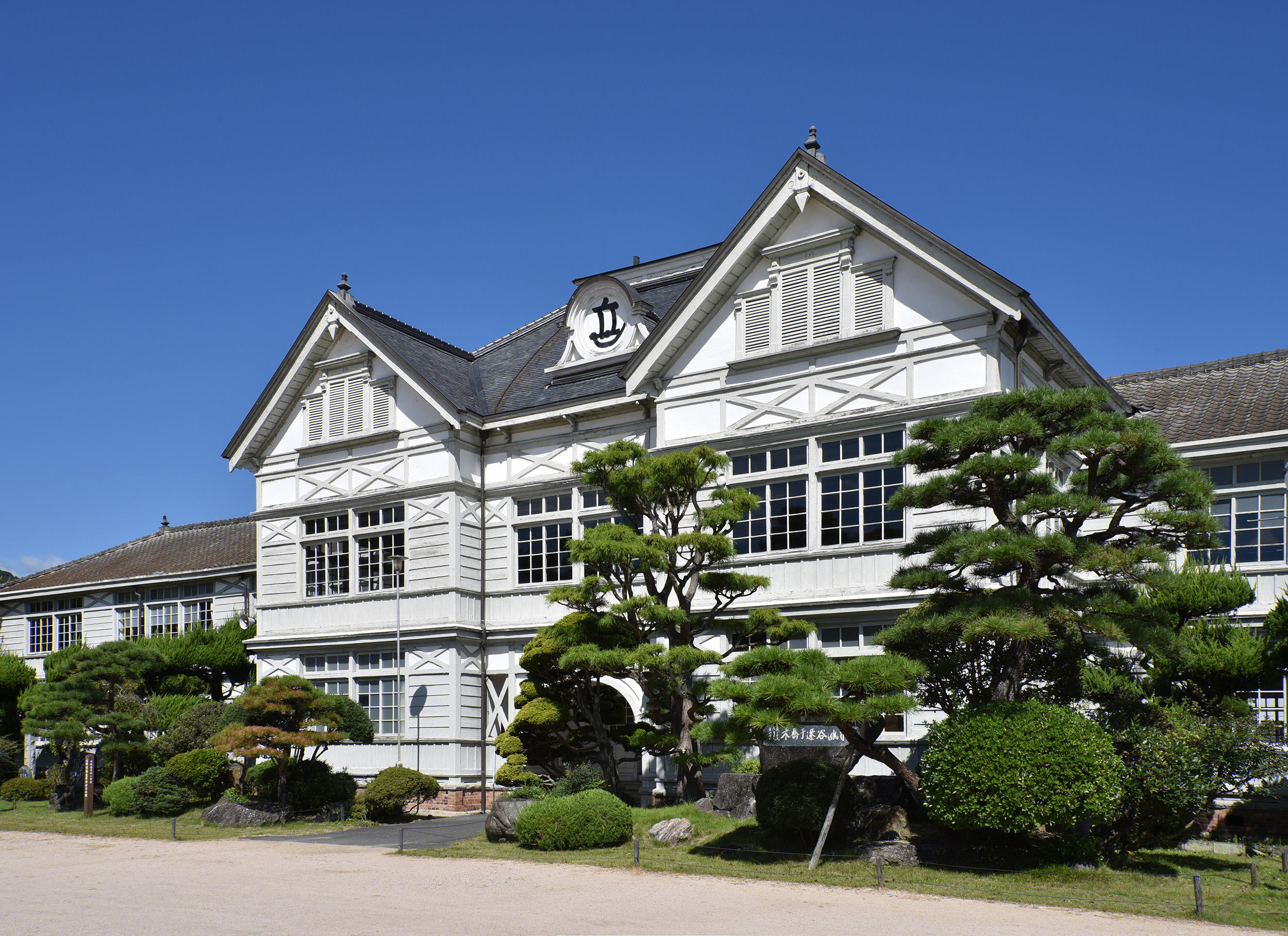 「遷喬尋常小学校本館」（旧称、1907、岡山、国指定重要文化財）