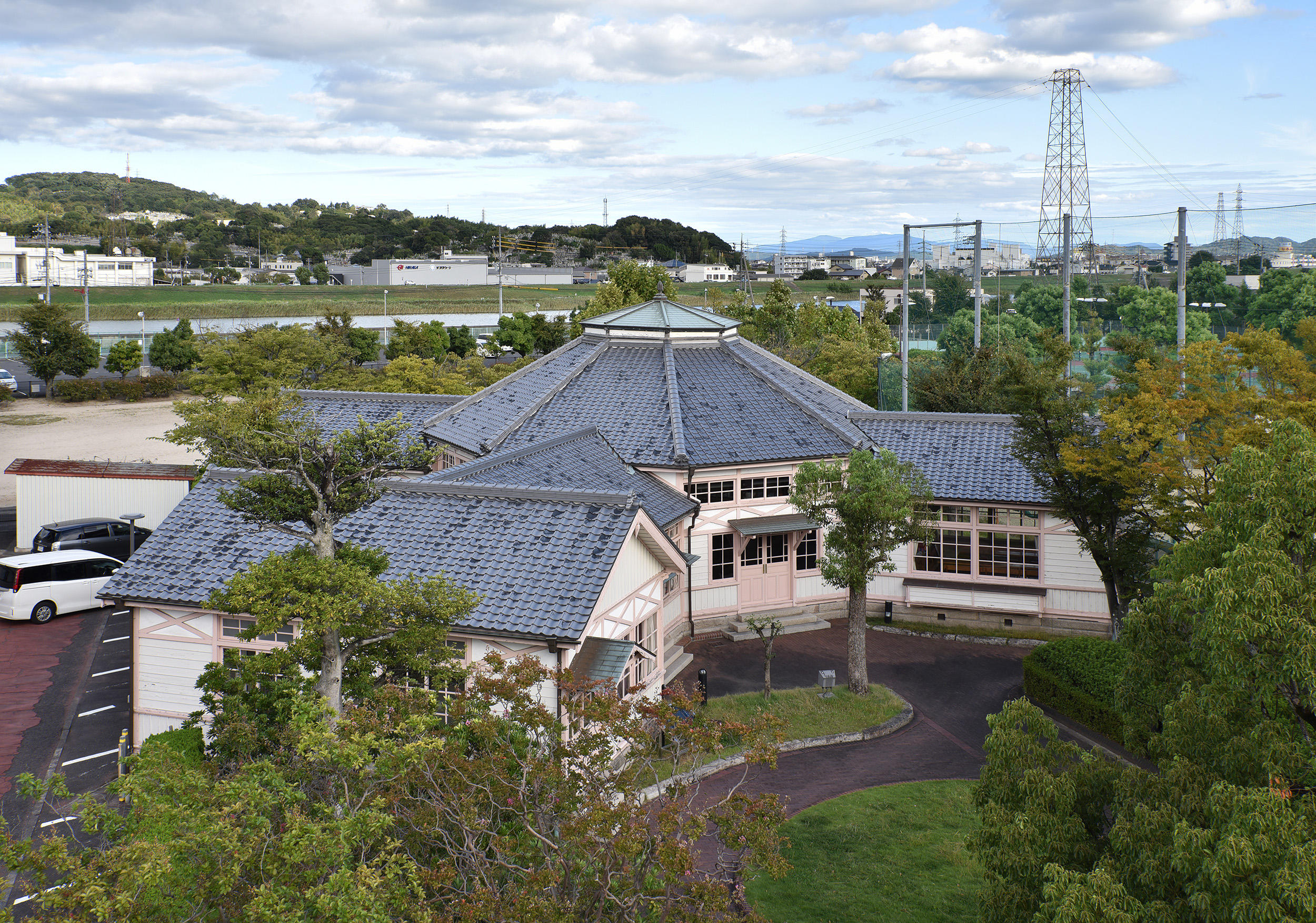 「旭東尋常小学校附属幼稚園舎」（旧称、1908、国指定重要文化財）