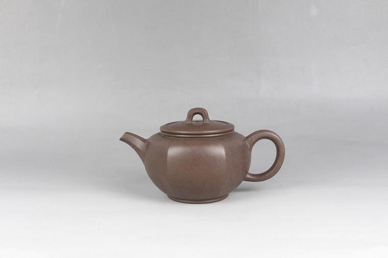 写真2：周桂珍（中国工芸美術大師）、六倫壺、現代［宜興陶瓷博物館］