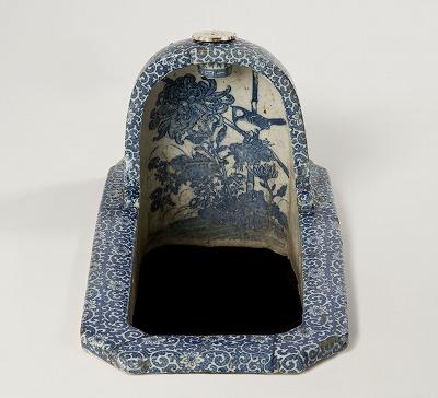  香入れ付きの「染付蓮池鷺（れんちさぎ）図小判形大便器 ≪瀬戸、陶器製、明治時代末期≫