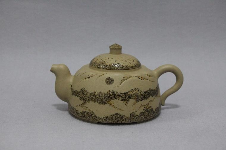 写真3：邱玉林（中国陶磁芸術大師）、万裏茶道（彩陶紫砂壺）、現代［宜興陶瓷博物館蔵］