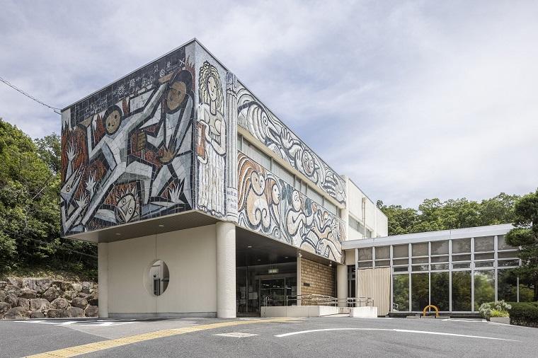 瀬戸市立図書館／《知識の勝利》（左）、《無知と英知》（右）北川民次、1970年