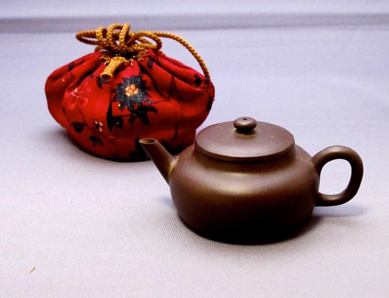 写真1：紫泥茶銚、孟臣銘、萬豊順記形、清時代 [個人蔵]