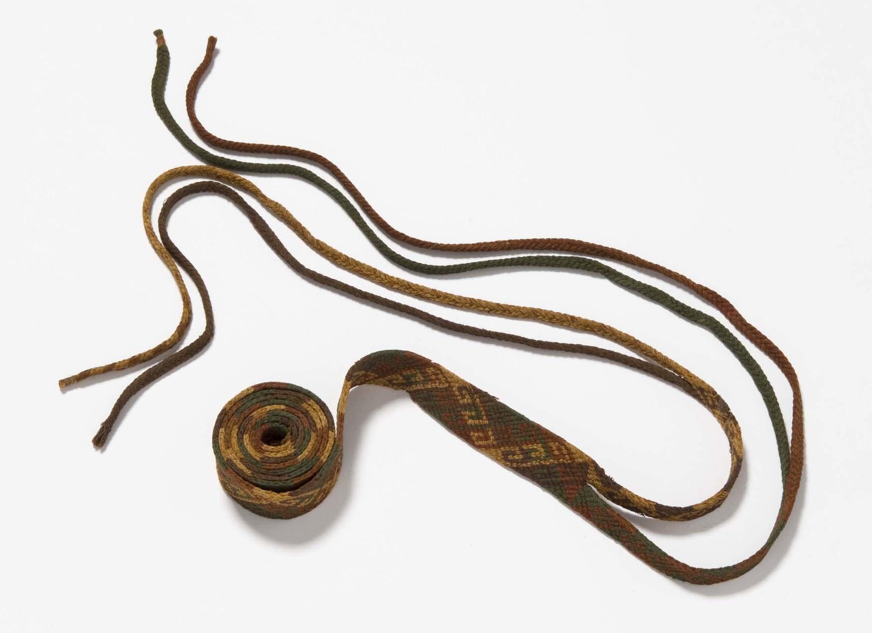 ナスカ文化（紀元前後-800年）頃の平組紐で頭帯として使われた。