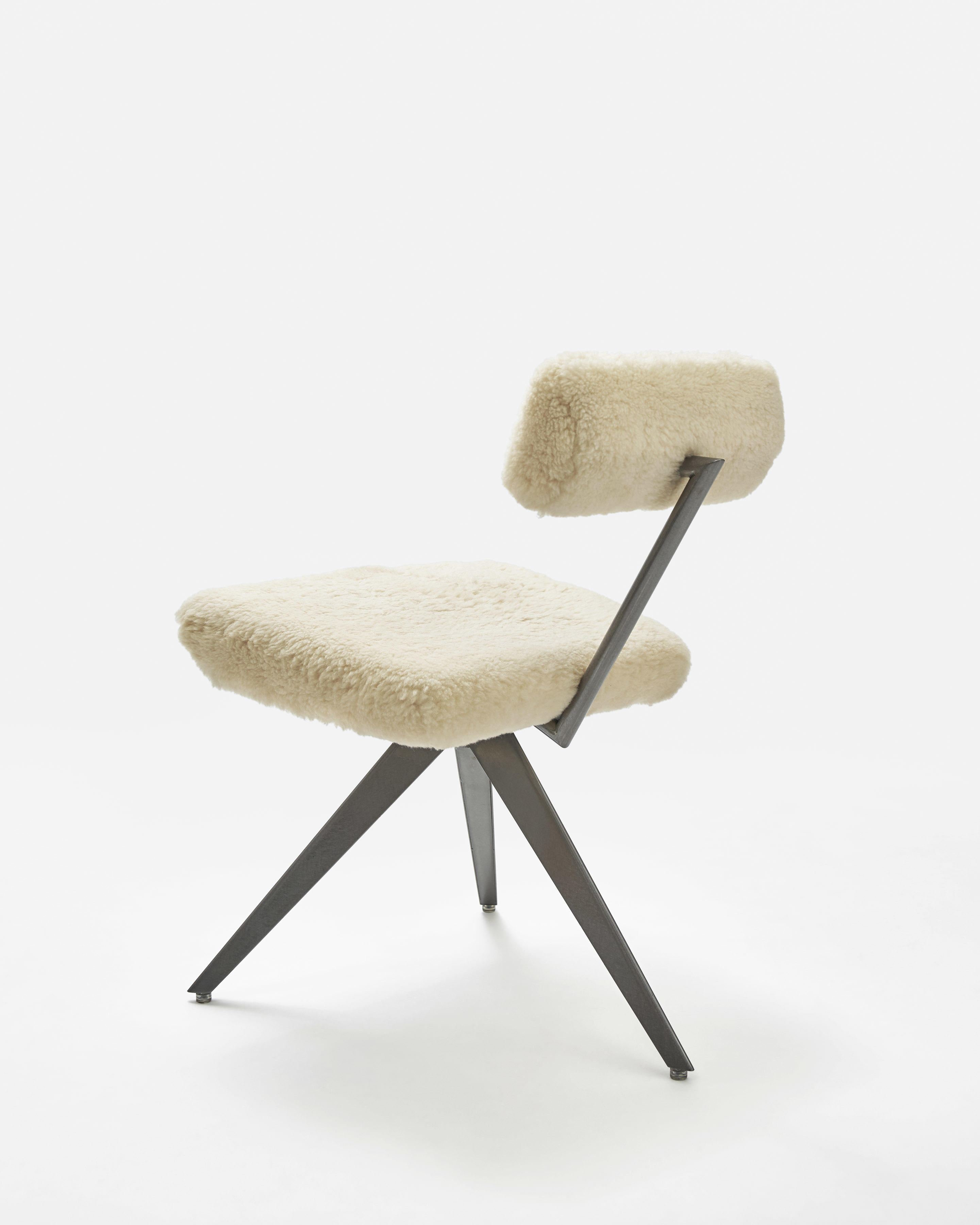 Fluffy Chairの試作。札幌にかつてあったイタリアンレストラン＆バー「北倶楽部ムーンスーン」のため、内装を手がけた建築家ザハ・ハディド氏による椅子。W480×D530×H700（SH445）