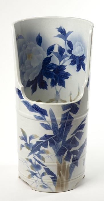 向高形小便器 染付花と蝶図（牡丹と芭蕉）「還状園池紋製」銘、瀬戸、明治時代後期
